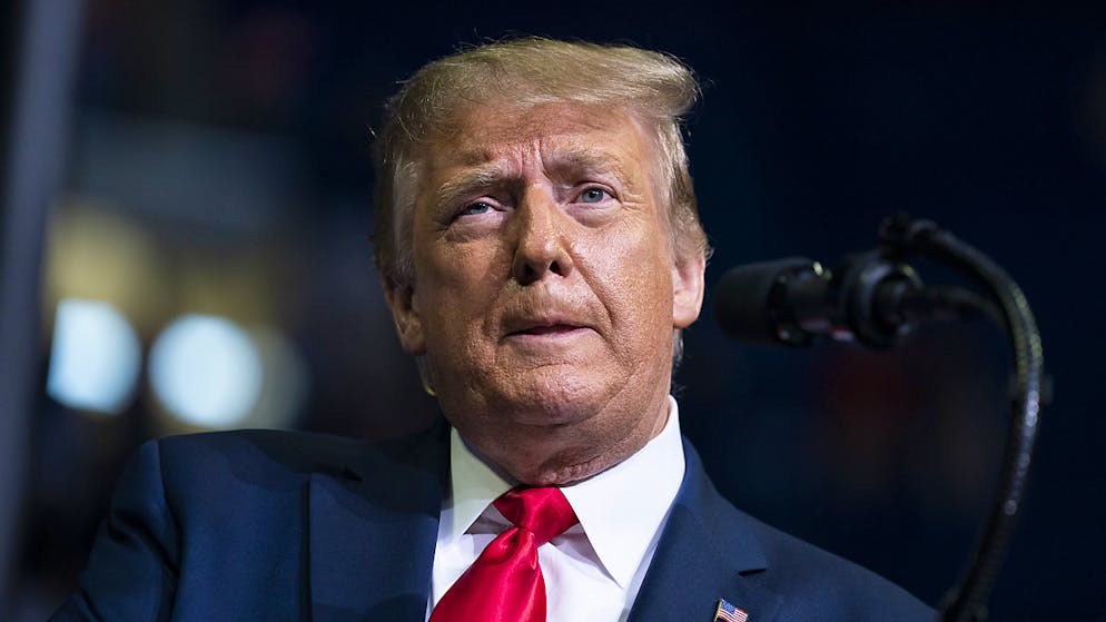 Il predicatore che avrebbe ispirato Donald Trump a suggerire di ricorrere a iniezioni disinfettanti contro il coronavirus è stato incriminato per aver venduto una presunta cura miracolosa contro il Covid-19 e ogni sorta di male, tra cui cancro, Alzheimer, autismo, sclerosi multipla e AIDS.