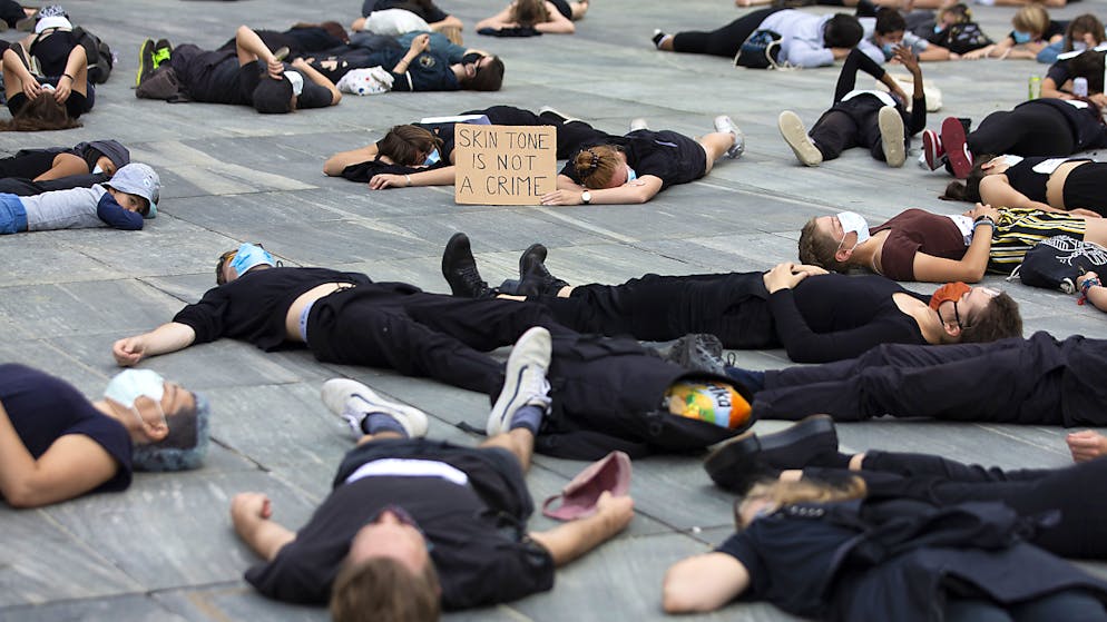 Manifestanti su Piazza federale stesi per terra in ricordo della morte di George Floyd.