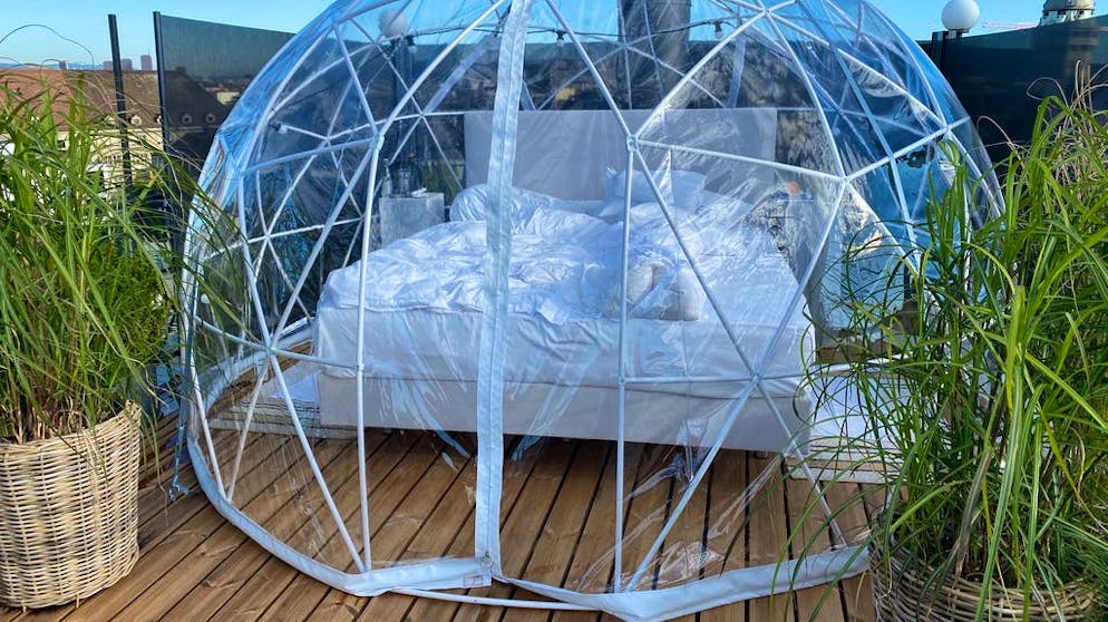 Una tenda con vista. … due comodini e delle ciabatte. Da notare anche che gli adulti riescono a stare in piedi nella tenda.