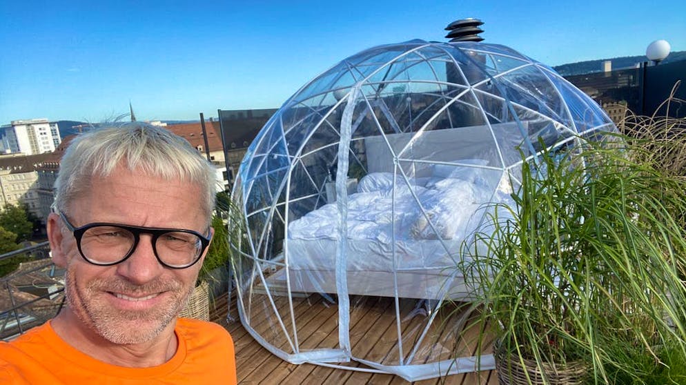 Una tenda con vista. «Ho sempre voluto trascorrere le vacanze nella mia città», afferma il giornalista di «Bluewin» Bruno Bötschi prima di andare a dormire e…