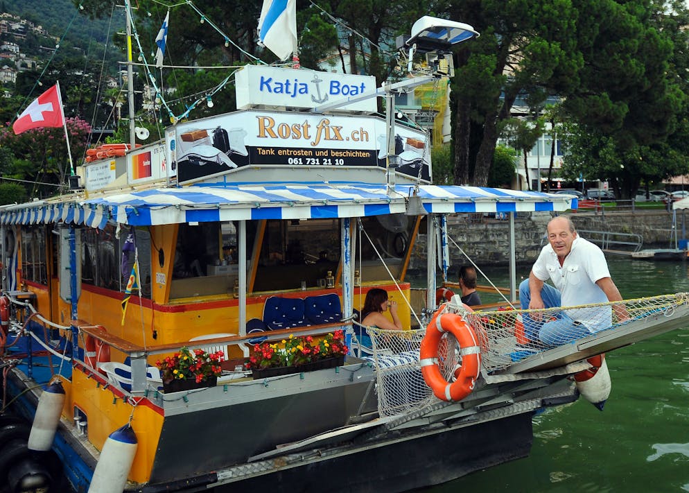 Nella foto del 2011, il capitano Roberto Bottani sulla sua Katja Boat in riva del lago a Muralto.
