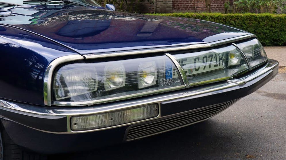 Il Concorde della strada: la Citroën SM è sempre unica. Opere d'arte sotto il vetro: i fari anteriori posti dietro la parete in vetro sembrano essere esposti in una vetrina.