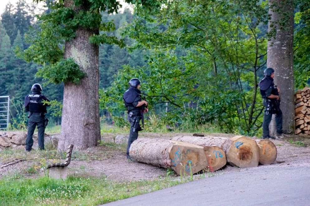 Dei poliziotti tedeschi dispiegati il 13 luglio 2020 su una strada vicino alla località di Oppenhau per ritrovare il fuggitivo.