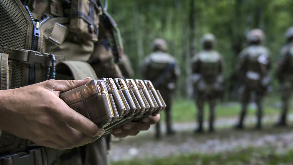 Una recluta della scuola di granatieri di Isone è morta questa mattina durante una breve marcia intensa. Il giovane è stato presto trovato senza vita accanto al percorso, ma non è stato possibile rianimarlo.