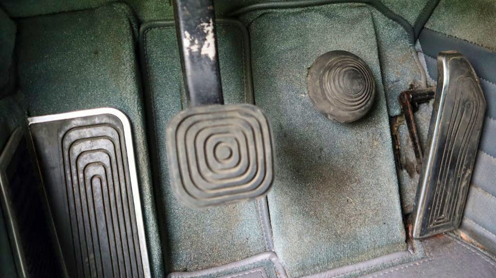 Il Concorde della strada: la Citroën SM è sempre unica. Il famoso «freno a fungo»: una valvola posta dietro la pera in caucciù sostituisce il classico pedale del freno.