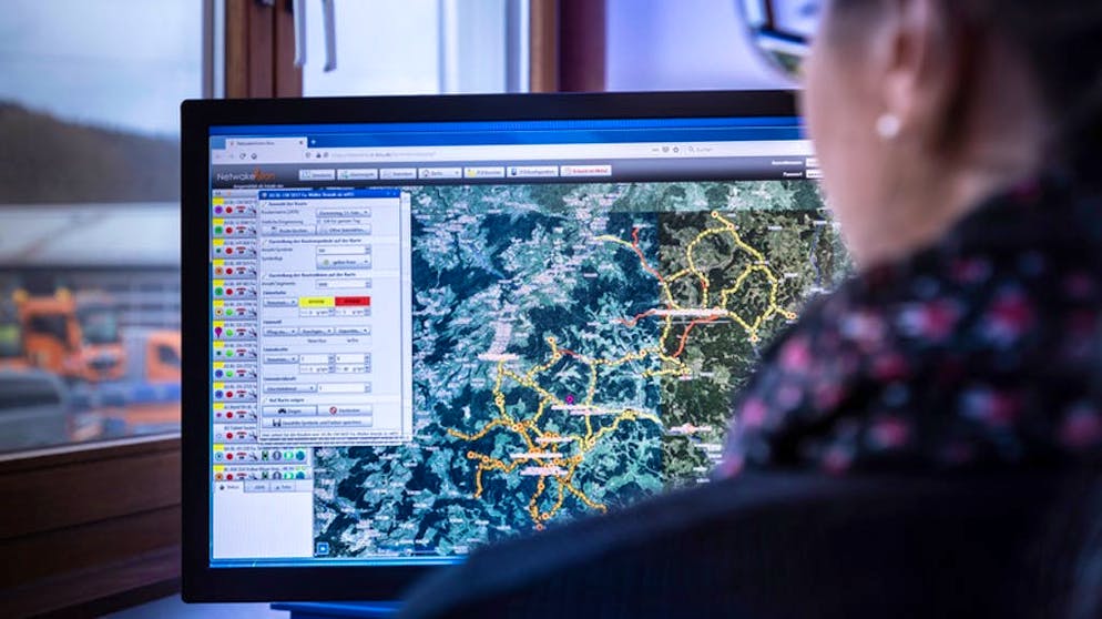 Quando le auto si parlano. Il fondo stradale è ghiacciato, ma dove? Nell'ambito di un progetto pilota, le auto di prova della Mercedes trasmettono informazioni sul ghiaccio a due servizi della manutenzione stradale nel distretto di Zollneralb.