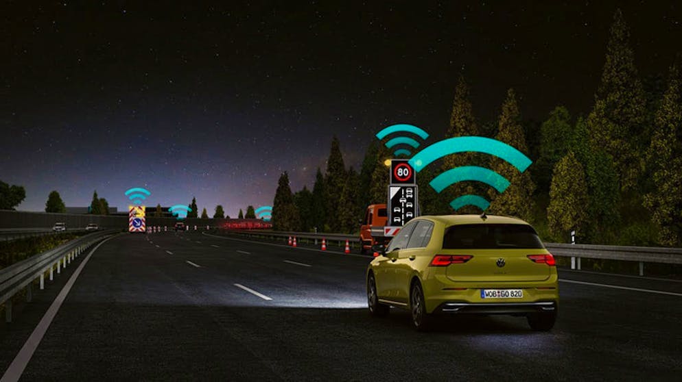 Quando le auto si parlano. Chiacchiere digitali: grazie al sistema car-to-x, le auto possono «dialogare» con infrastrutture intelligenti.