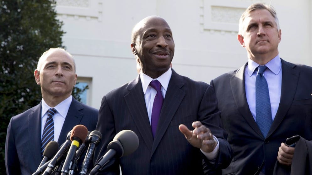Il Ceo di Merck Kenneth Frazier (al centro) teme che sentendo parlare di un vaccino a breve termine il pubblico potrebbe ignorare le misure di distanziamento.
