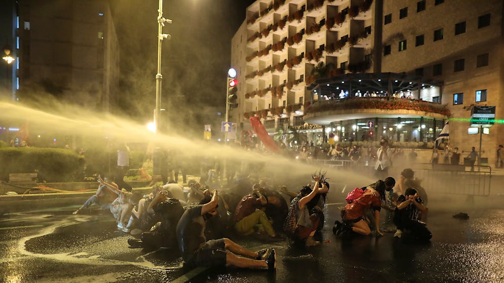 Non sono mancati i tafferugli.