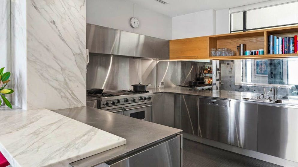 Cate Blanchett vende il suo pied-à-terre di lusso a Sydney. Ovviamente, l’appartamento comprende anche una cucina lussuosa. Anche se il prezzo viene fornito solo su richiesta, si attesterebbe a circa 8 milioni di franchi.