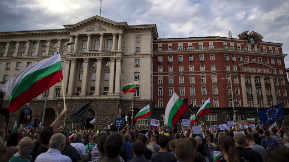 Manifestanti davanti alla sede del governo a Sofia.