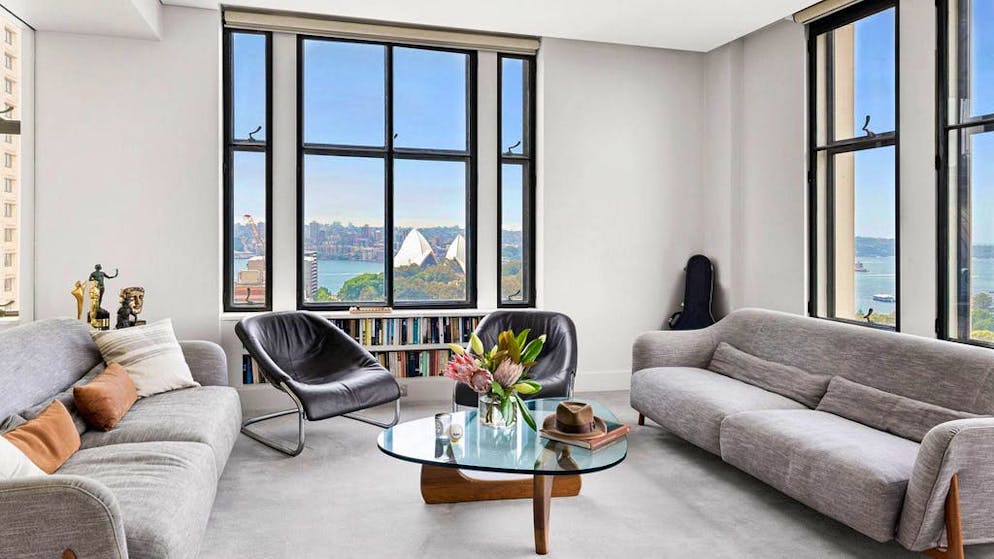 Cate Blanchett vende il suo pied-à-terre di lusso a Sydney. Ma qui, un altro dettaglio attira l'attenzione: il tavolo accanto alla finestra accoglie tutta una collezione di premi, tra cui un Oscar e un BAFTA.