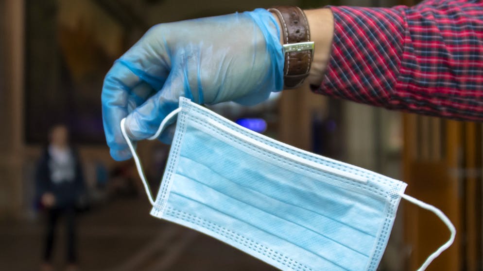 Una mascherina chirurgica.