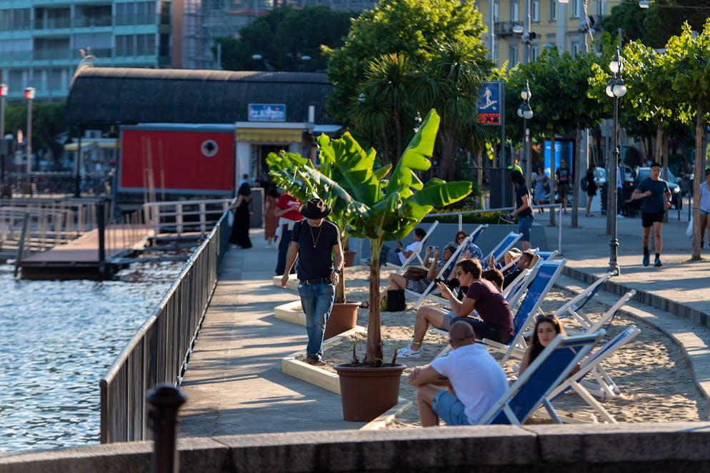 L'istallazione estiva temporanea ideata dalla città di Lugano per migliorare gli accessi al lago. Sabbia e sdraio sulle sponde del lago Ceresio.