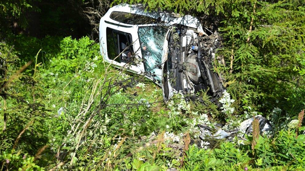 L'auto uscita di strada al passo dello Julier