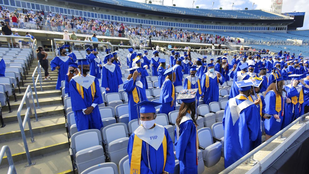 Coronavirus: in Usa 18 Stati considerati 'zona rossa». Nella foto una festa di diploma in un college di Jacksonville, in Florida.