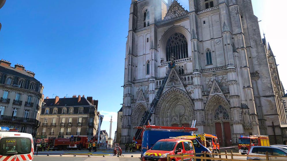 Incendio nella Cattedrale di Nantes. I pompieri sono riusciti a circoscrivere le fiamme.