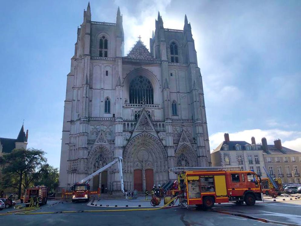 Incendio nella Cattedrale di Nantes. Sono stati numerosi i vigili del fuoco a dover intervenire per domare le fiamme.
