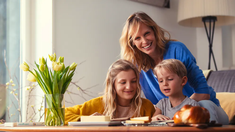 Sarina Arnold (zusammen mit ihren Kindern Felice und Lean): «Ich weiss noch, wie ich mit 16 mit dem Rollkoffer durch die Strassenschluchten von Manhattan gestolpert bin und mir vor lauter Heimweh die Tränen über das Gesicht liefen.»