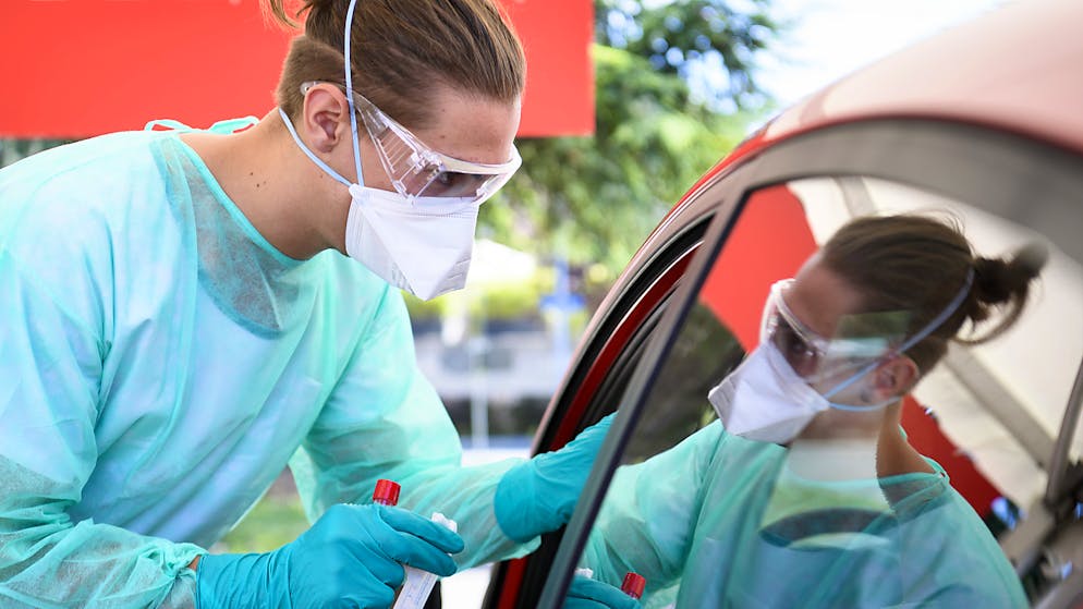 Tornano sopra quota 100 i contagi di Covid-19 in Svizzera da ieri.