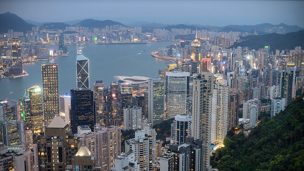 La Cina ha esortato il Regno Unito ad abbandonare l'illusione di influenzare Hong Kong.