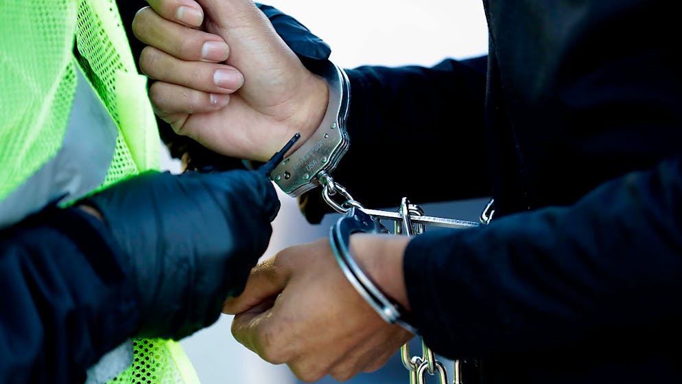 Secondo la Commissione nazionale per la prevenzione della tortura complesso, il personale delle operazioni di rinvii coatti per per aereo agisce in modo professionale e rispettoso, ma sussistono ancora pratiche inadeguate.