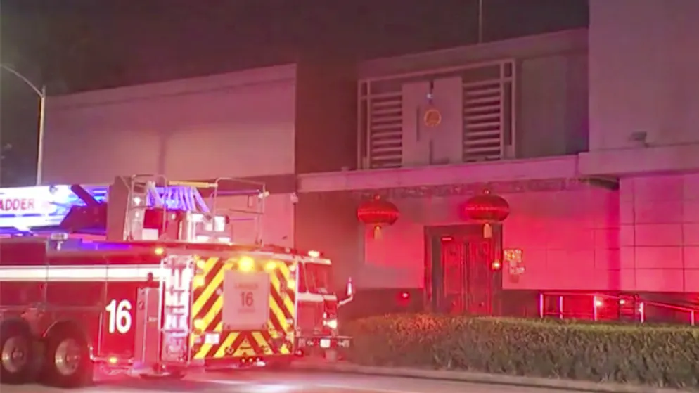 I pompieri sono accorsi ieri sera al consolato cinese di Houston. ma non hanno potuto accedere all'edificio.