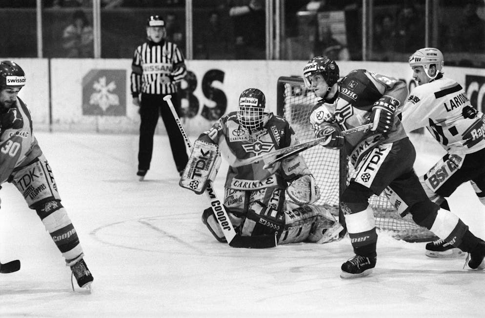 Larionov (dietro a destra) tenta di fermare lo svedese Heldebrink