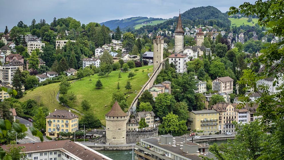 Zurigo, Ginevra, Lucerna (nella foto): l’emergenza Covid-19 ha colpito anche le città svizzere.