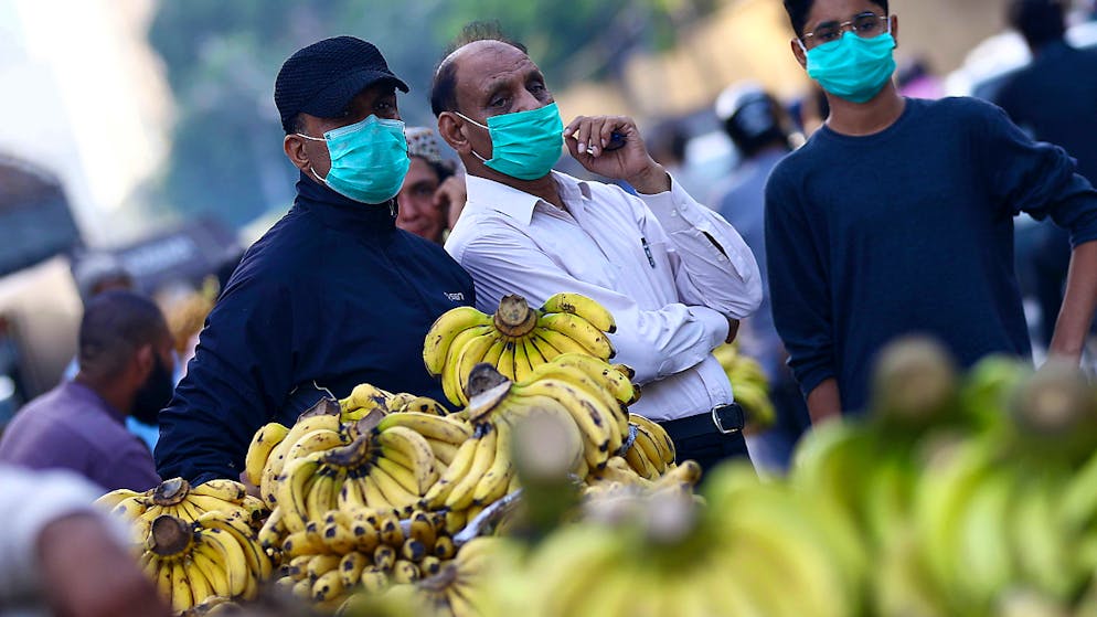 L'esplosione oggi di un ordigno rudimentale in un mercato nel nord-ovest del Pakistan ha provocato 20 feriti.