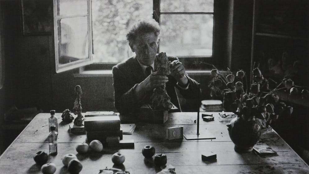 L'artista Alberto Giacometti mentre lavora ad una scultura nel suo atelier a Stampa in Val Bregaglia.