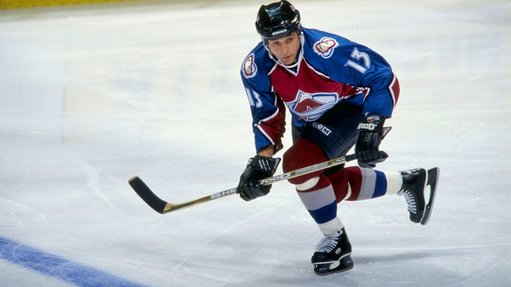 Valery Kamensky con la maglia di Colorado Avalanche