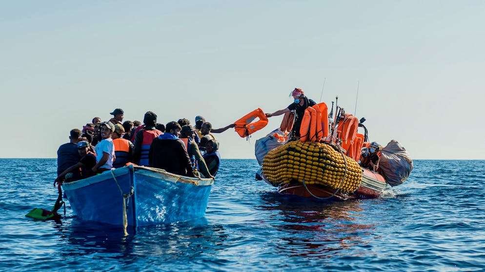 Centinaia di migranti sono sbarcati in Italia nelle ultime 48 ore. Molti a Lampedusa dove solo oggi sono giunte 15 imbarcazioni con 294 migranti.