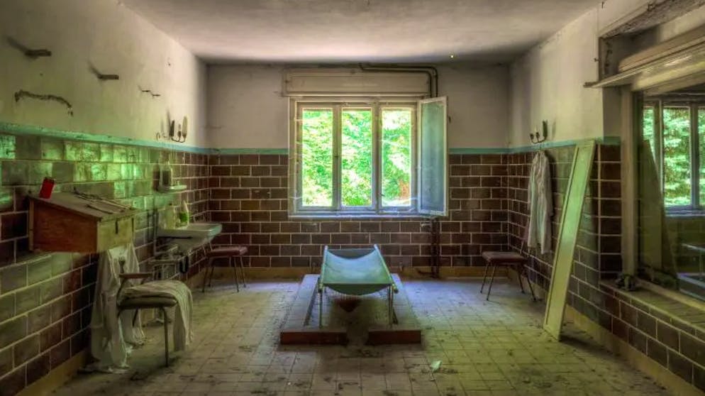 Beeindruckende Ruinen – der Trend um Lost Places. Eine Leichenaufbewahrungshalle in Brandenburg, in der Verstorbene gewaschen und angezogen wurden.