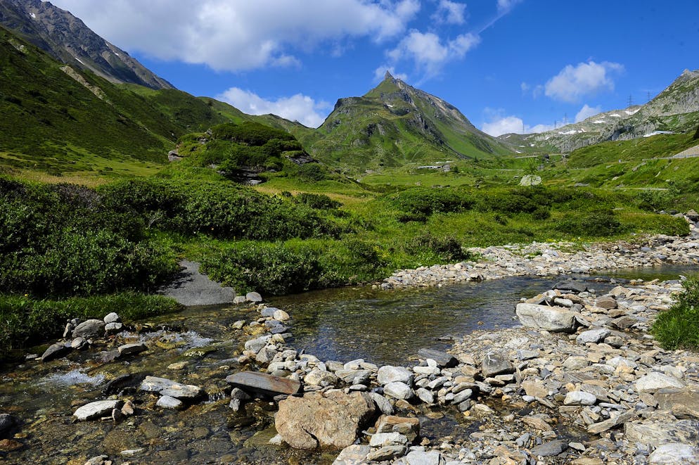 Nella foto la sorgente del fiume Ticino ai piedi del passo della Novena, zona dove è stato ritrovato un proiettile inesploso.