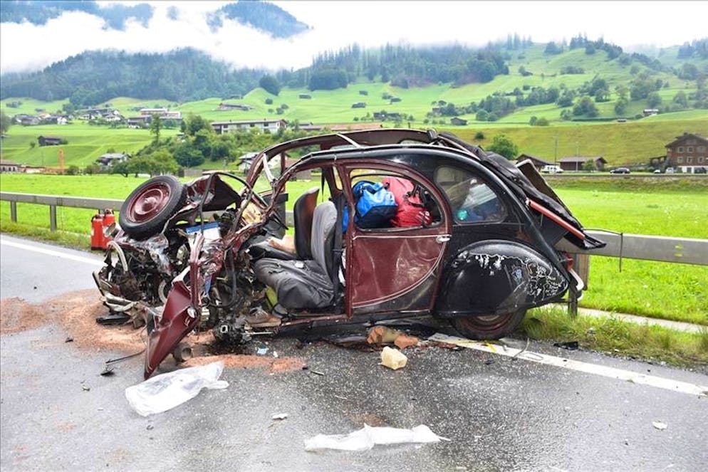 Quel che resta della Citroën 2CV distrutta nello scontro frontale a Jenaz