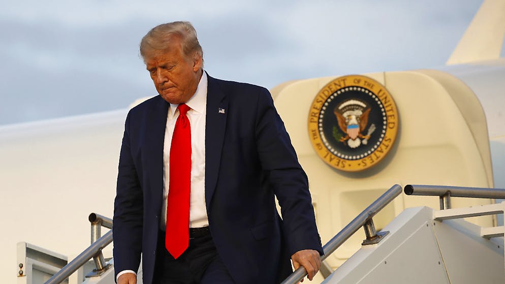 Donald Trump ammette di pentirsi «spesso» dei suoi tweet.