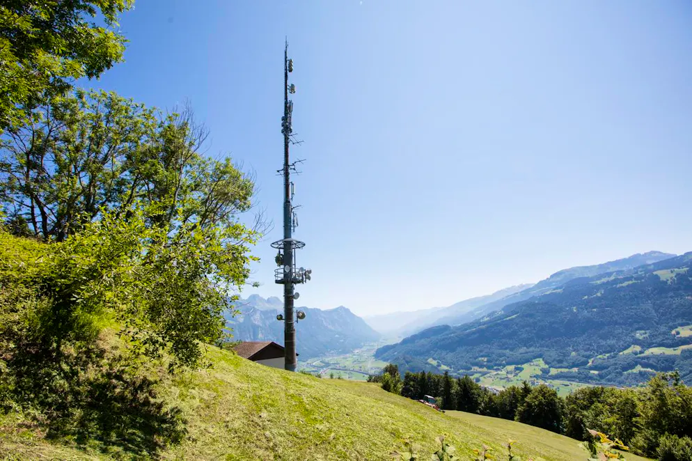 In confronto, le antenne di telefonia mobile emettono molte meno radiazioni rispetto agli smartphone.