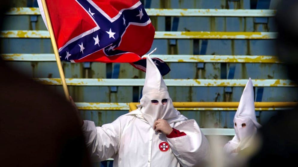 Di recente una persona è salita su di un tram a Zurigo con questo tipo di travestimento: qui, alcuni membri del Ku Klux Klan, un’organizzazione razzista, si riuniscono a Gary, in Indiana.