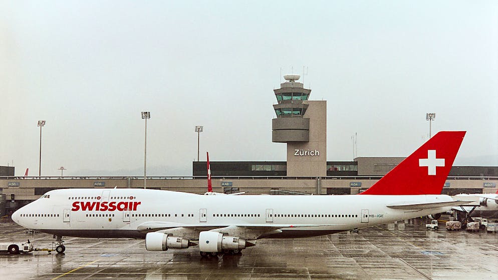 Il Jumbo è stato anche in forza per 29 anni presso Swissair. Nella foto: l'ultimo volo con la livrea elvetica, il 10 gennaio 2000. L'anno dopo la compagnia si fermò: fu il grounding.