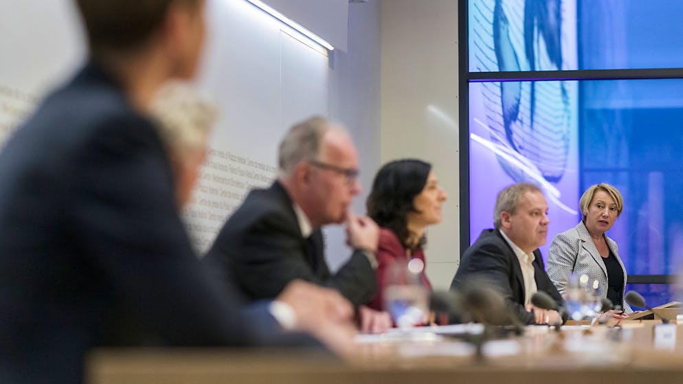 L'aumento dei casi di coronavirus è monitorato con attenzione dalle autorità elvetiche. Nell'immagine i partecipanti alla conferenza stampa odierna.