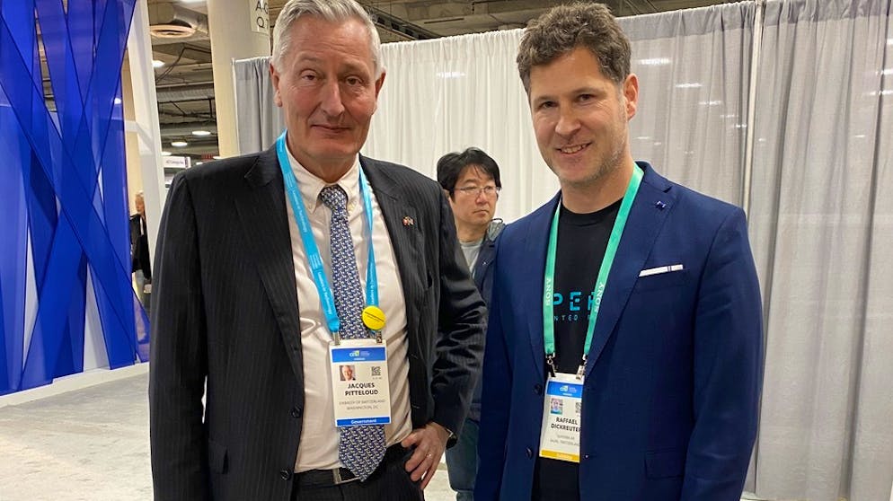 Raffael Dickreuter: Entrepreneur in L.A.. Stolz, die Schweiz an der Electronic-Messe in Las Vegas zu vertreten: Raffael Dickreuter mit dem Schweizer Botschafter in den USA, Jacques Pitteloud.