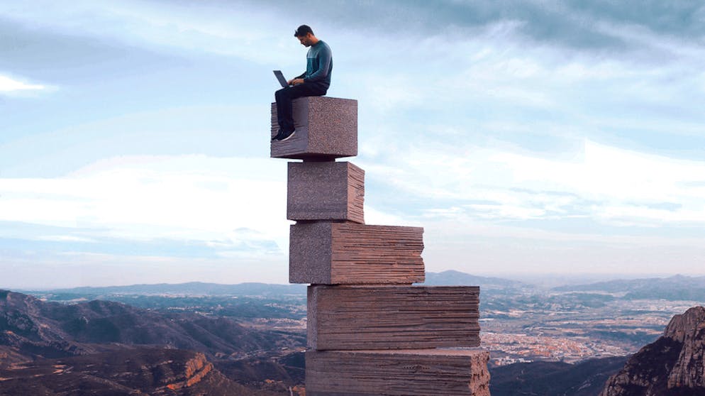 Raffael Dickreuter: Entrepreneur in L.A.. Ausbrechen aus dem Büro: «Man sollte arbeiten können, wo man gerade ist», Raffael Dickreuter auf der «Treppe zum Himmel» in Montserrat, Spanien.