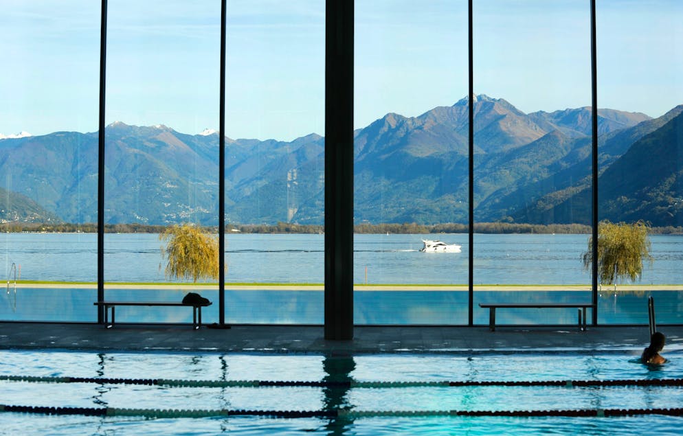 Vista sul Lago Maggiore dalla piscina coperta del Lido di Locarno.
