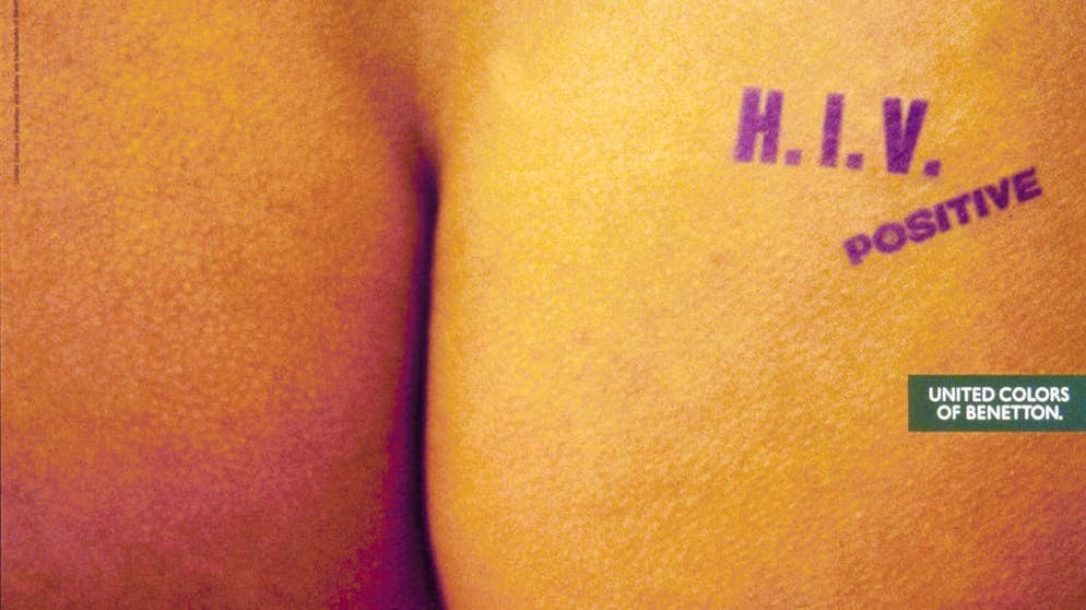 Queste pubblicità sono state vietate alla stampa nel 1995. Nell’autunno 1993, il gruppo di moda Benetton ha provocato uno scandalo con questa immagine. Nel 1995, la Corte federale di giustizia tedesca ha proibito questa pubblicità…