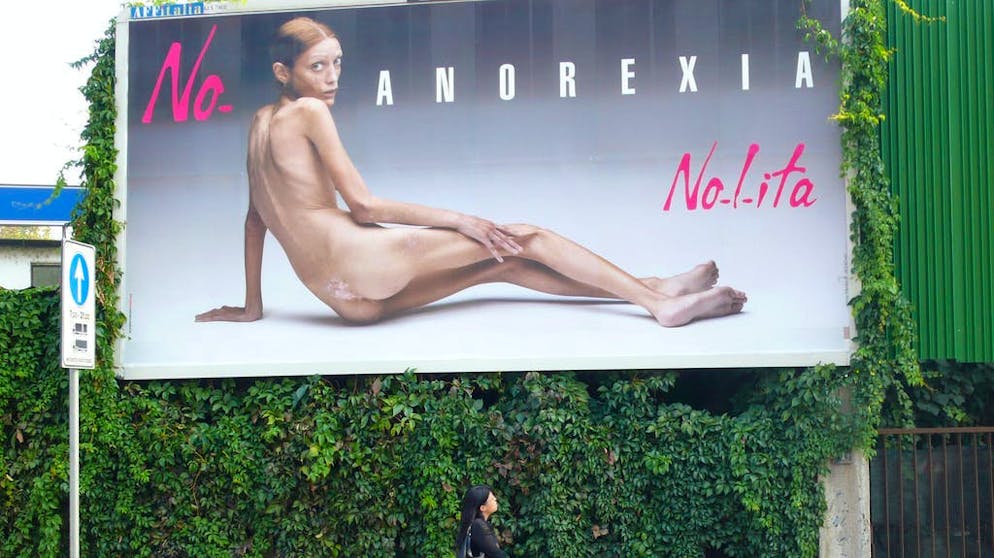 Queste pubblicità sono state vietate alla stampa nel 1995. No all’anoressia: per un altro marchio di moda (No-l-ita), Oliviero Toscani ha fotografato una donna anoressica. La campagna è stata lanciata in Italia in occasione della Fashion Week di Milano.