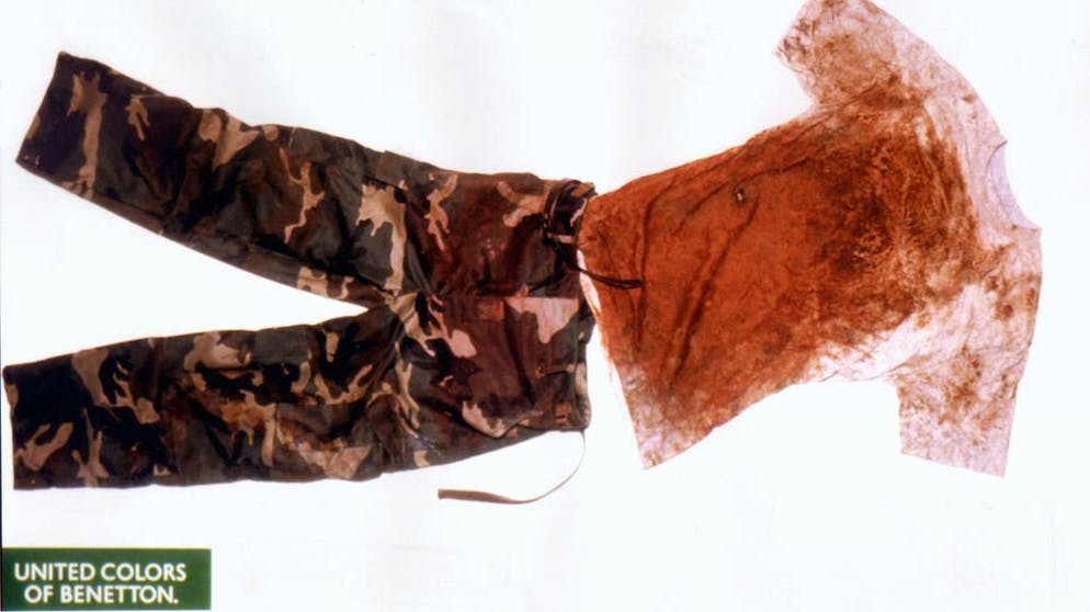 Queste pubblicità sono state vietate alla stampa nel 1995. Anche questa immagine del 1994, che mostra i vestiti insanguinati di Marinko Gagro, un croato ucciso nel 1993 durante la guerra in Bosnia ed Erzegovina, ha destato polemiche.