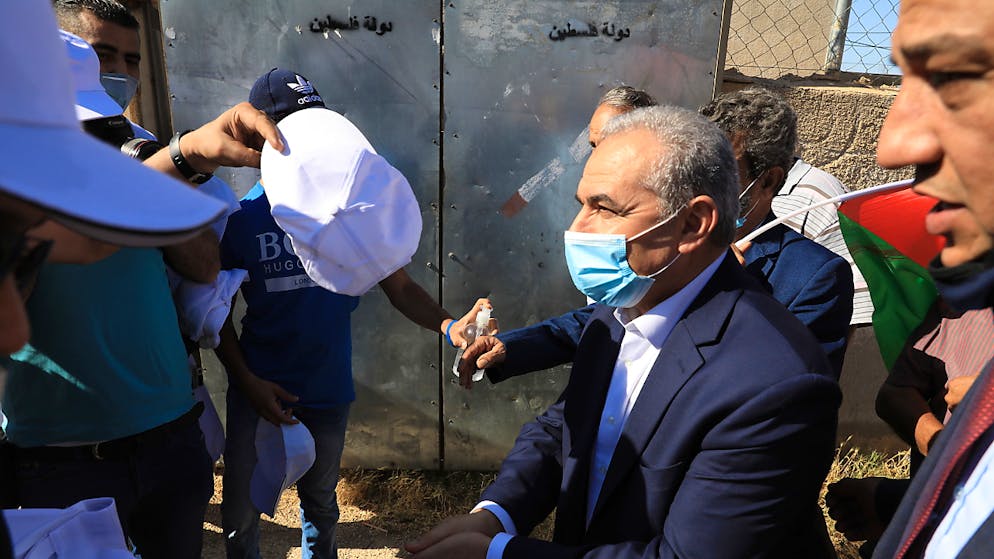 Il premier palestinese Mohammed Shtayyeh (fot) ha chiesto oggi a Israele di chiudere tutti i passaggi con la Cisgiordania occupata per combattere la diffusione del nuovo coronavirus, dopo un forte aumento del numero di casi da entrambe le parti.