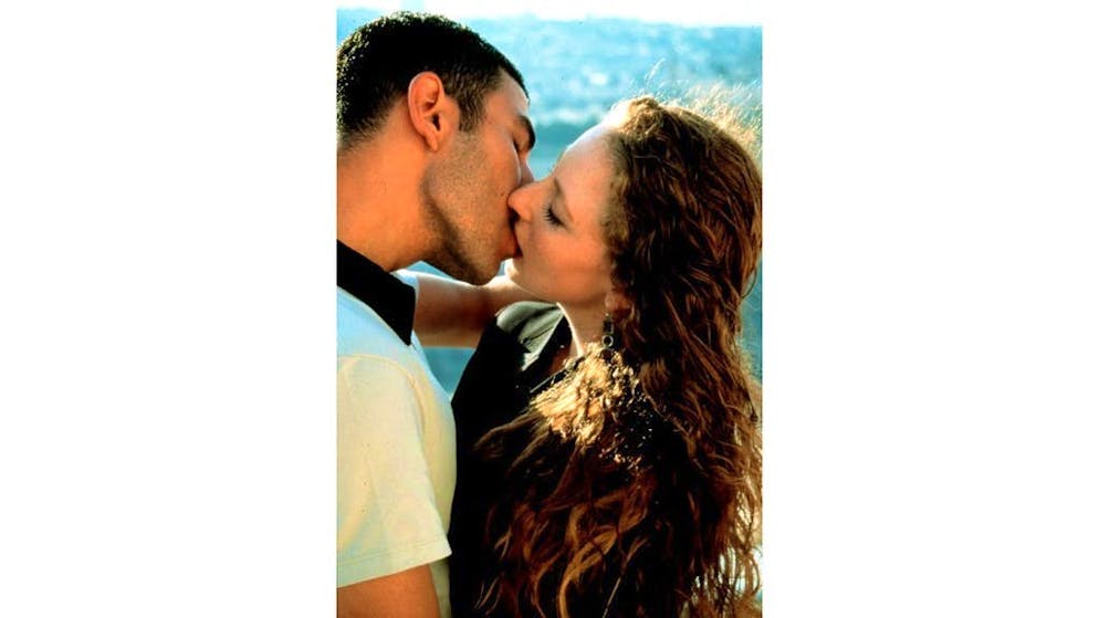 Queste pubblicità sono state vietate alla stampa nel 1995. Per una volta, un’immagine di pace: una giovane israeliana abbraccia un palestinese. Oliviero Toscani ha scattato questa foto per il catalogo di moda pubblicato nel 1998. Qualche giorno dopo, la coppia si è sposata.