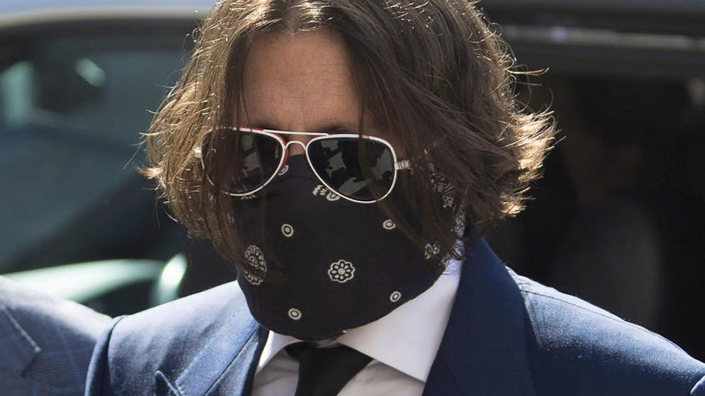 Johnny Depp vs Sun in tribunale, mai picchiato Amber Heard. Johnny Depp è giunto in tribunale vestito di nero, con occhiali da sole e il volto coperto da una mascherina.